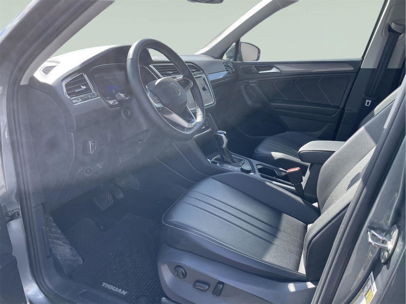 Used 2023 Volkswagen Tiguan SE AWD/4WD image 12