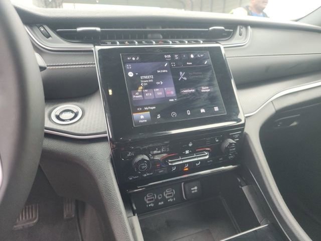 Used 2025 Jeep Grand Cherokee Altitude image 12