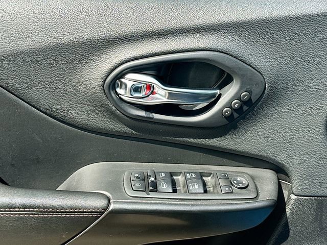 Used 2019 Jeep Cherokee Trailhawk AWD/4WD image 18