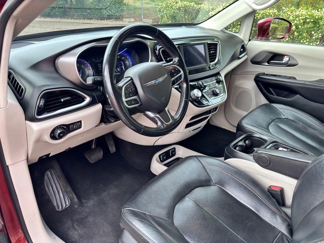 Used 2020 Chrysler Pacifica Touring-L FWD image 14