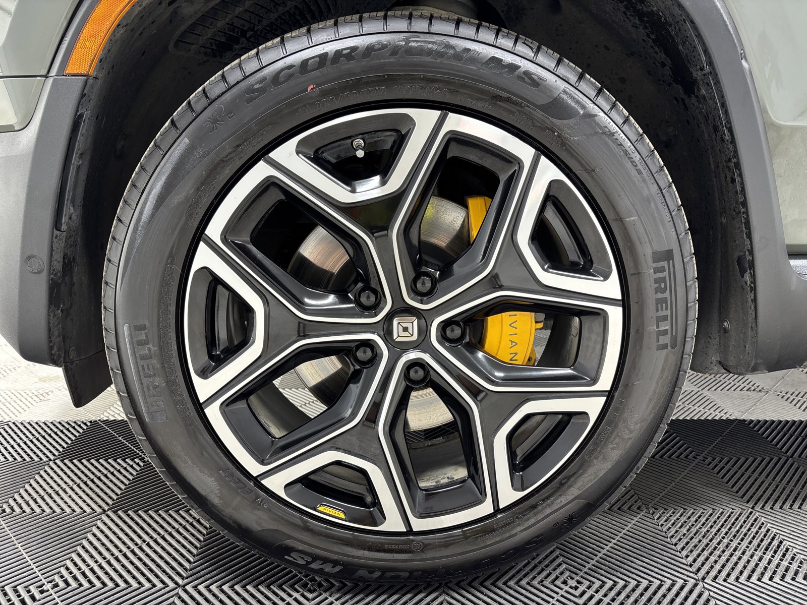 Used 2022 Rivian R1S Launch Edition image 9