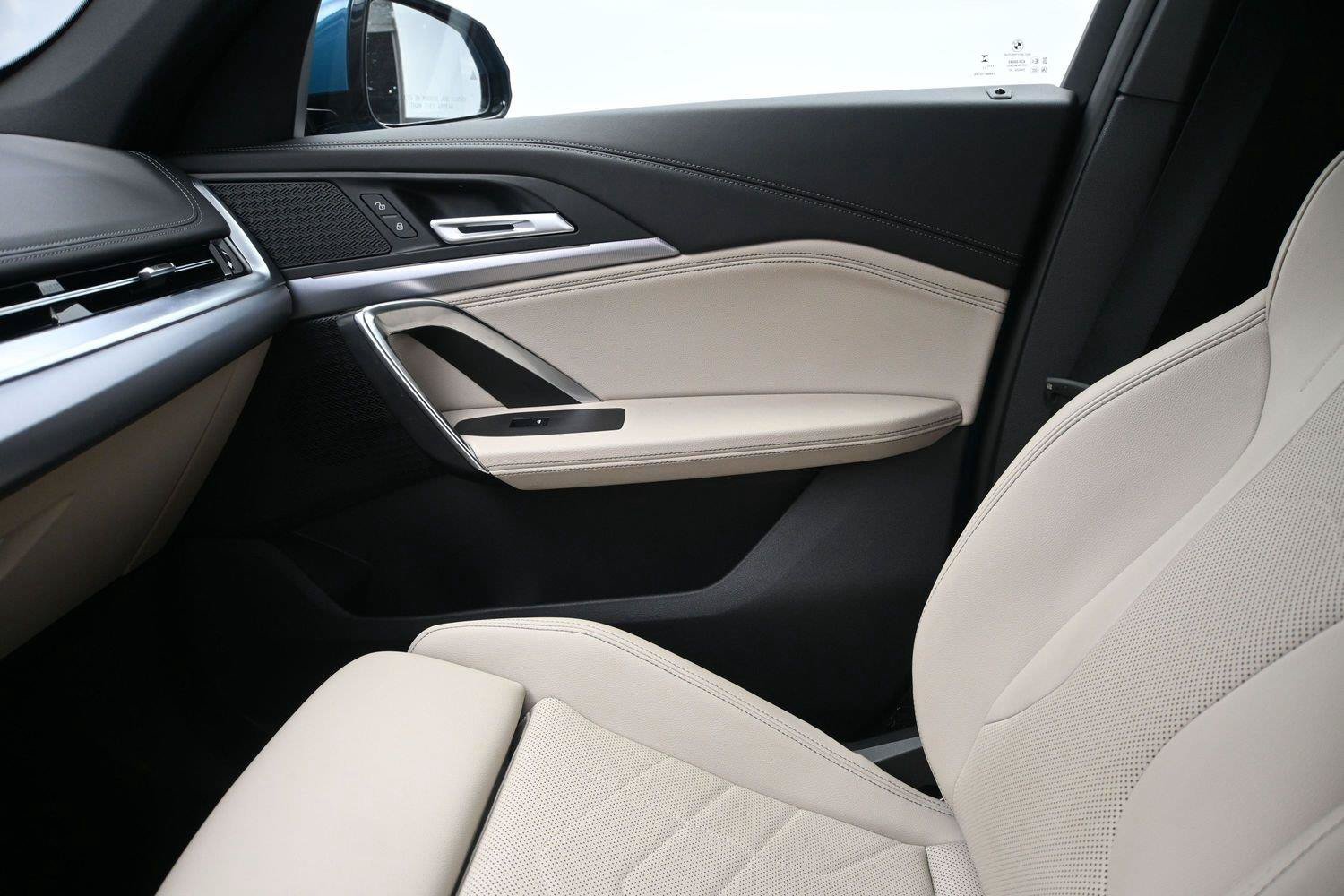 Used 2023 BMW X1 xDrive28i w/ M Sport Package AWD/4WD image 5