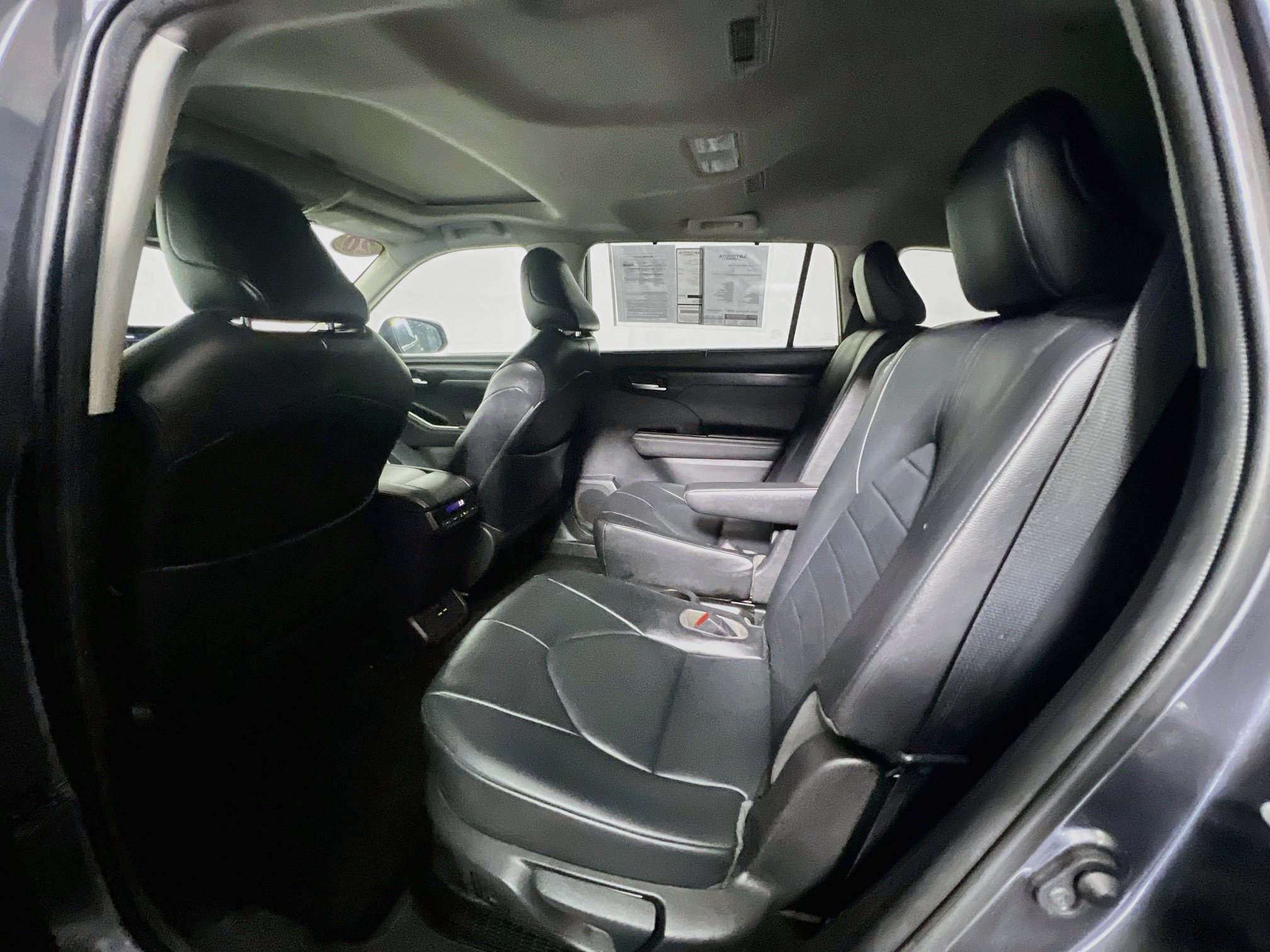 Used 2020 Toyota Highlander XLE FWD image 28