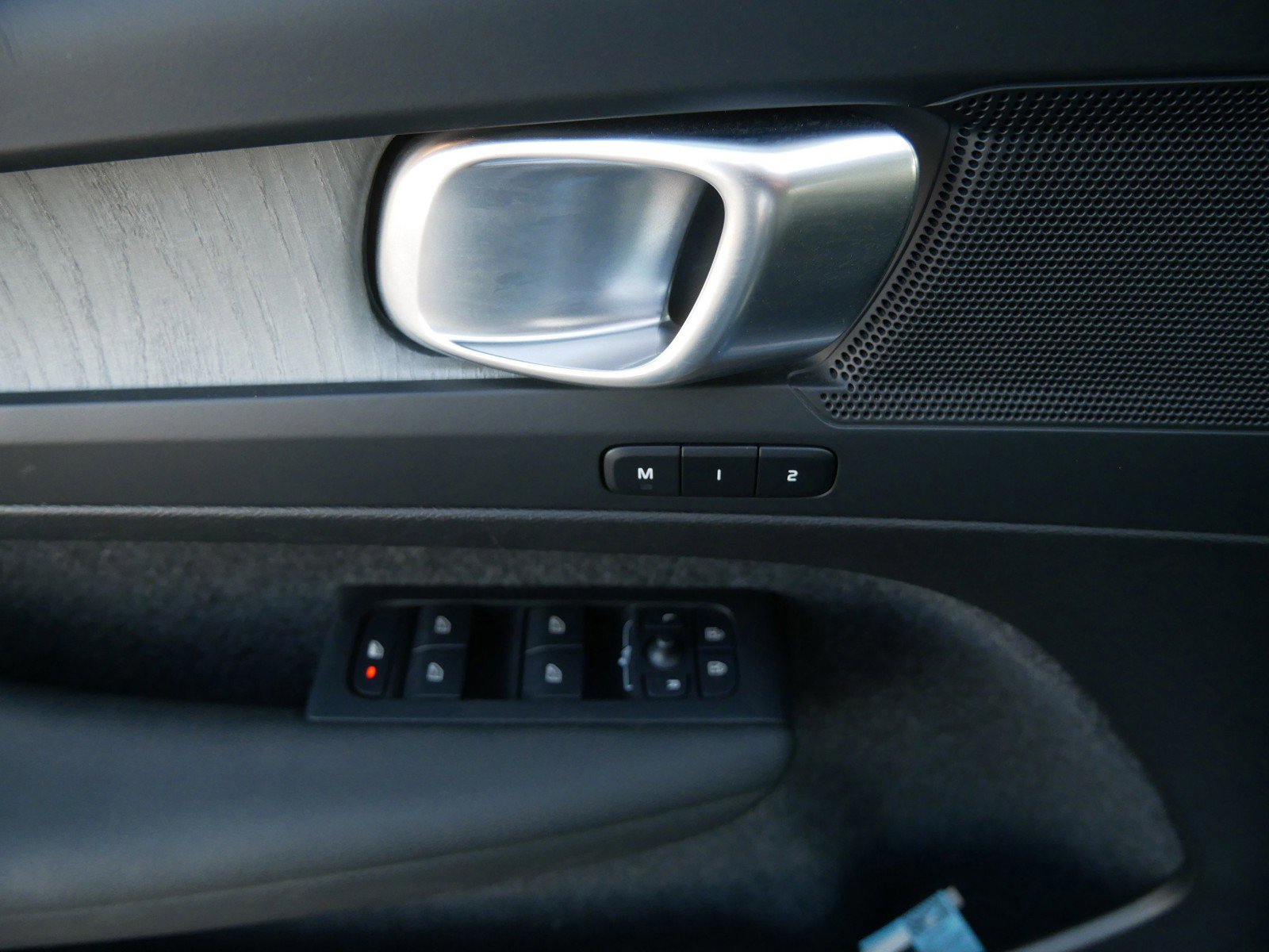 Used 2025 Volvo XC40 B5 Plus image 15