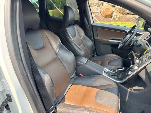 Used 2015 Volvo XC60 T6 w/ Proximity Package AWD/4WD image 13
