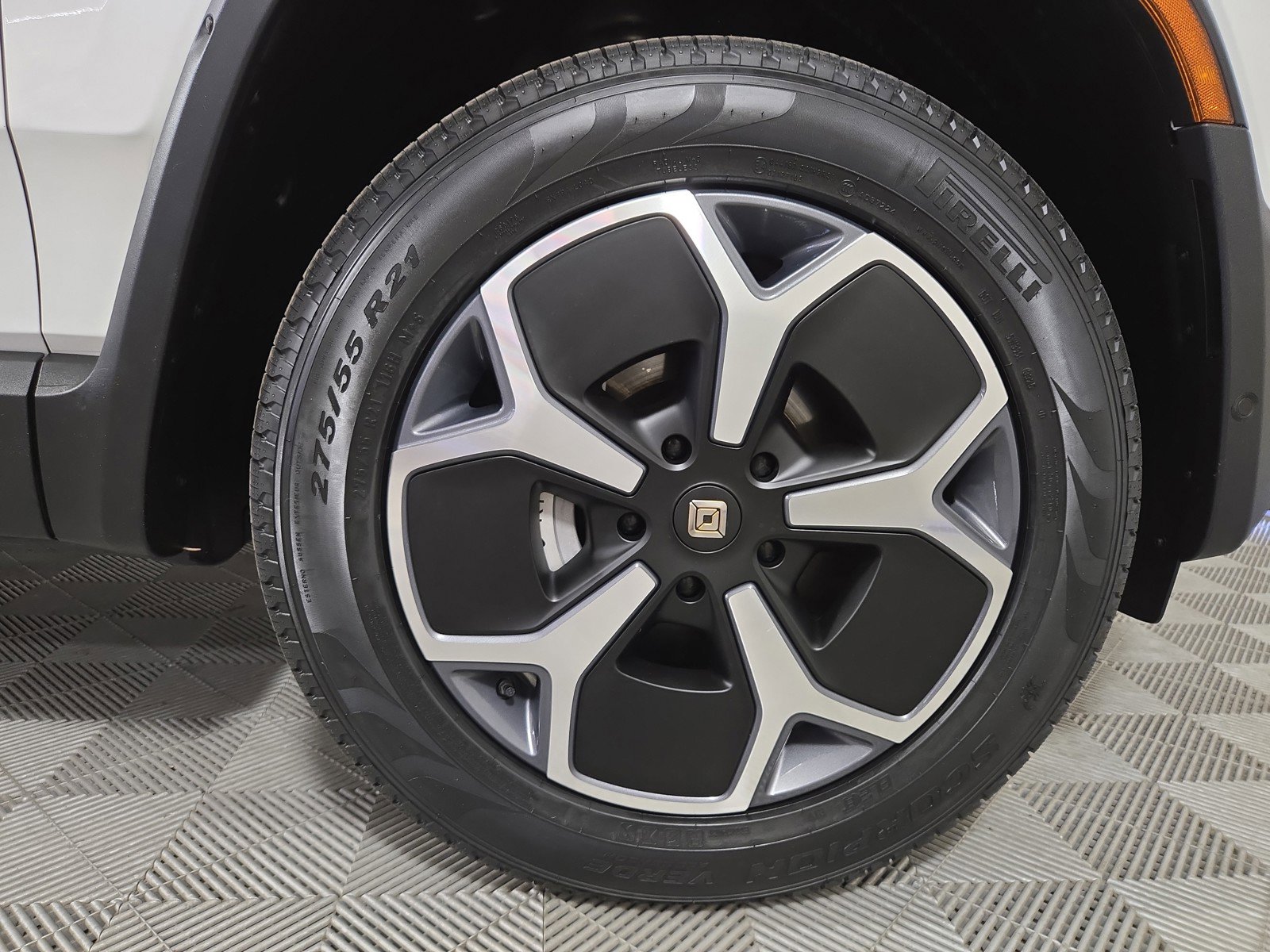 Used 2024 Rivian R1S Adventure AWD/4WD image 11