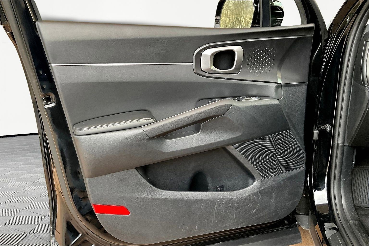 Used 2025 Kia Sorento LX image 19