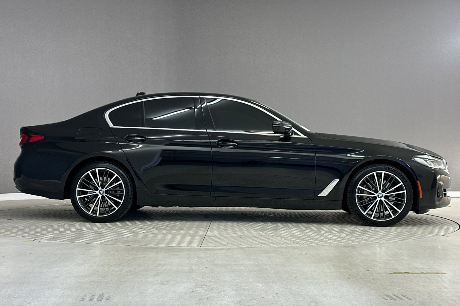 Certified 2023 BMW 530e w/ Convenience Package RWD image 7