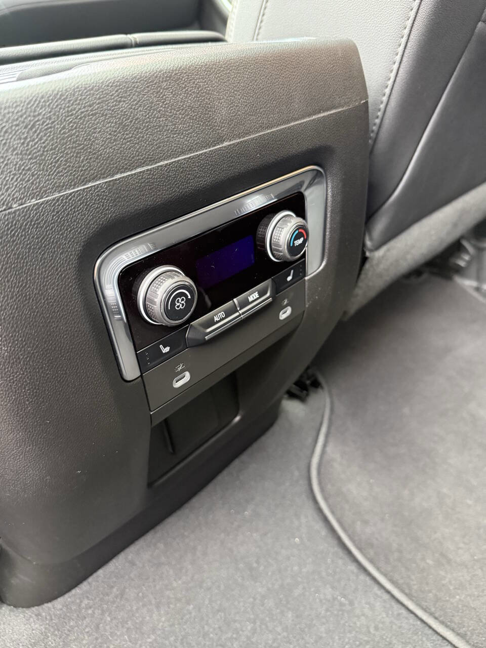 Used 2024 Chevrolet Suburban High Country image 31