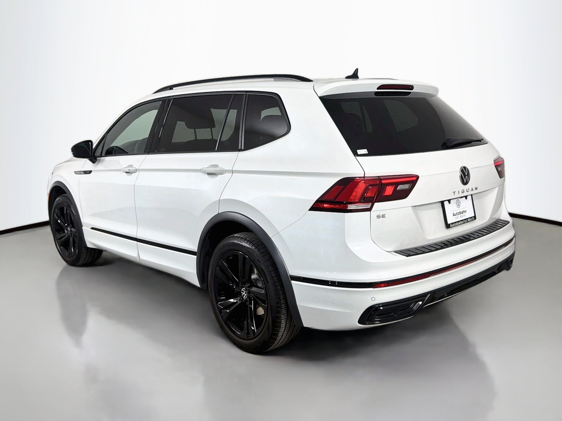 Used 2023 Volkswagen Tiguan SE R-Line FWD image 7