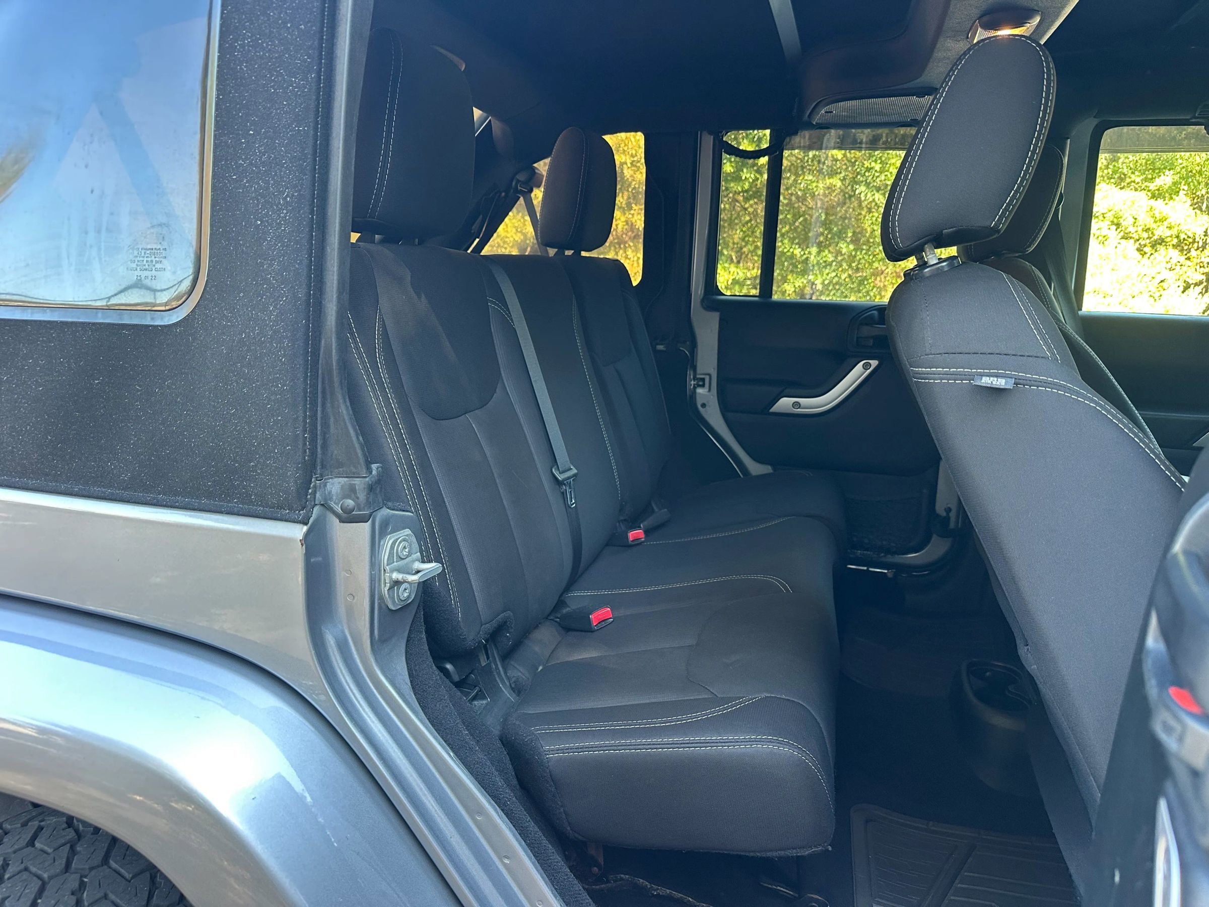 Used 2018 Jeep Wrangler Unlimited Sahara image 12