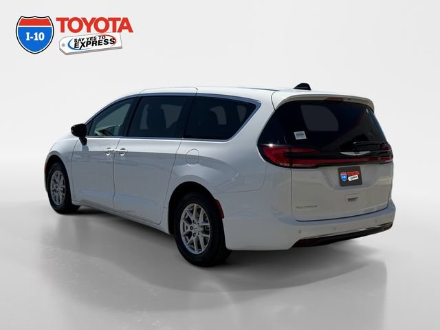 Used 2025 Chrysler Pacifica Select FWD image 3
