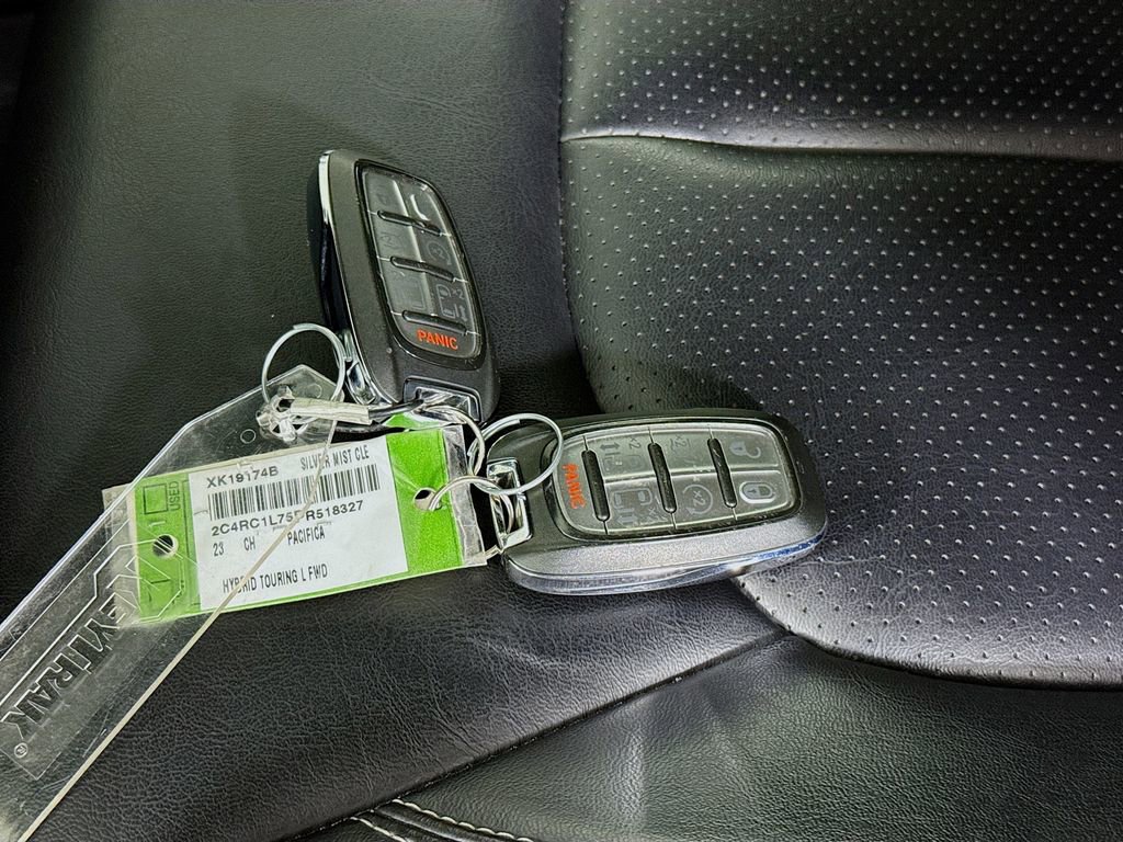 Used 2023 Chrysler Pacifica Touring-L w/ S Appearance Package image 35