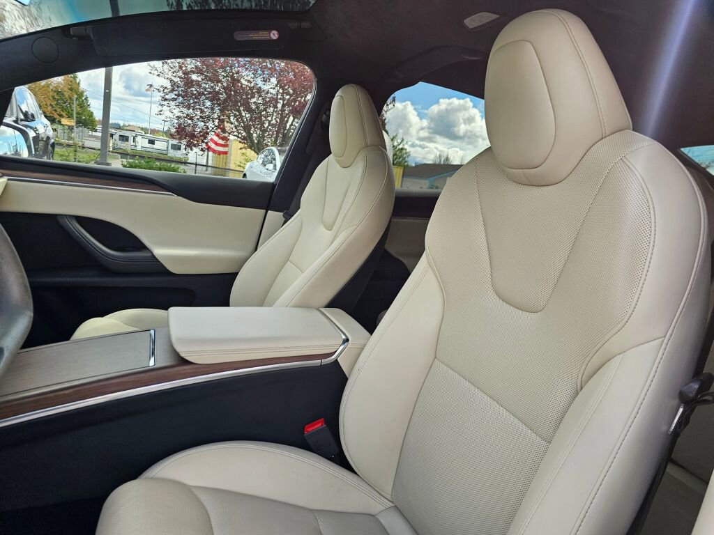 Used 2022 Tesla Model X image 25