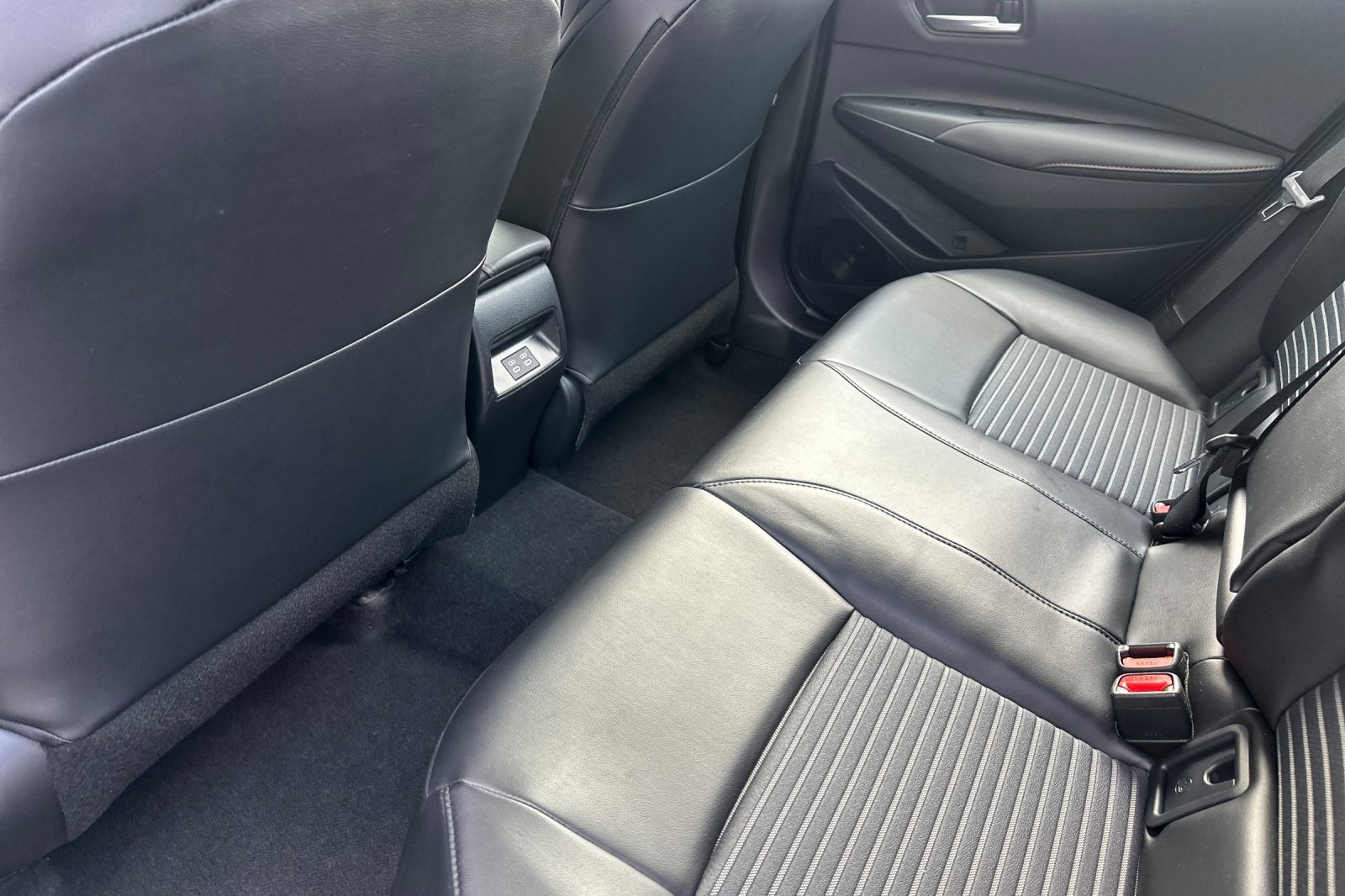 Used 2025 Toyota Corolla XSE FWD image 11