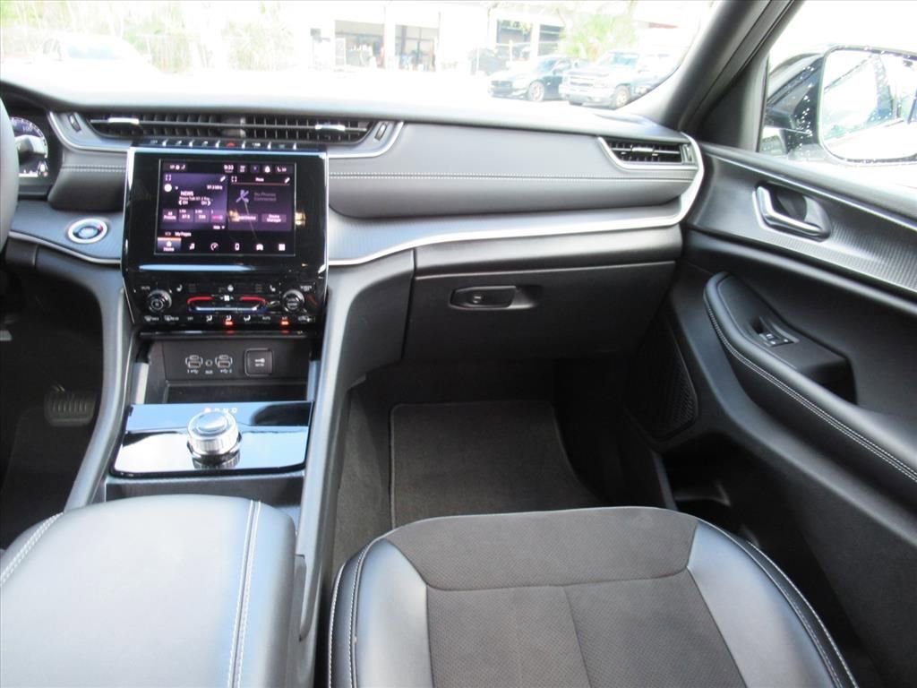 Certified 2025 Jeep Grand Cherokee Altitude image 13