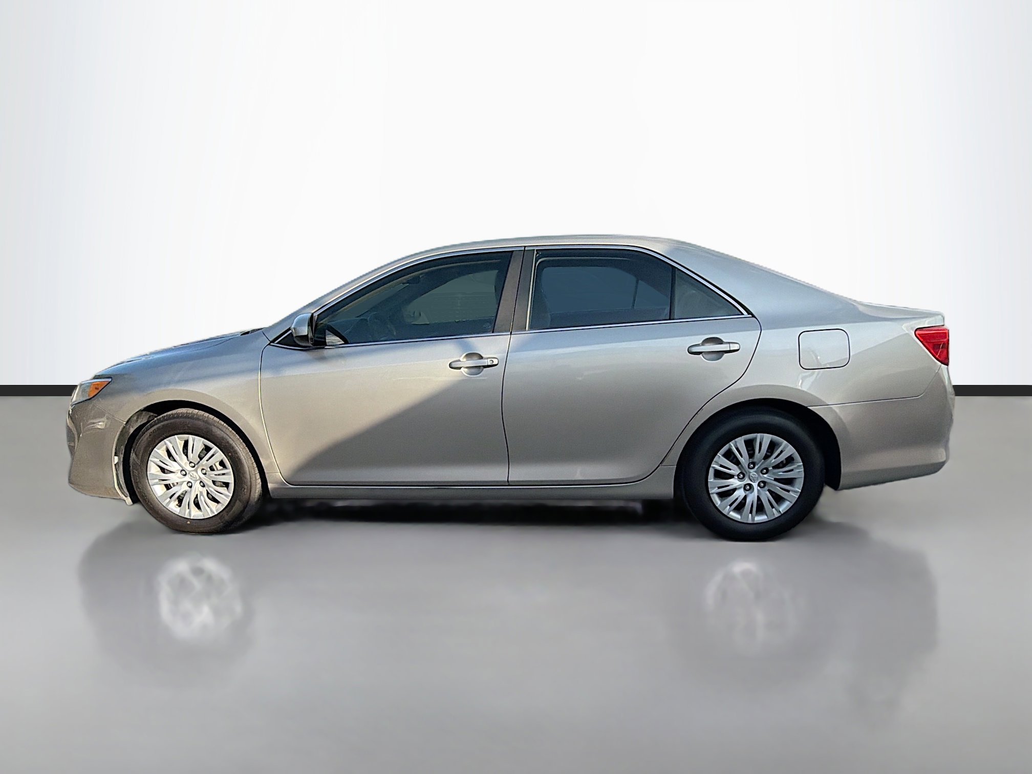 Used 2013 Toyota Camry L image 6