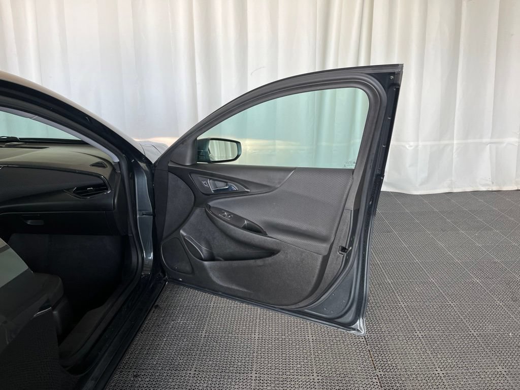 Used 2017 Chevrolet Malibu LT FWD image 18