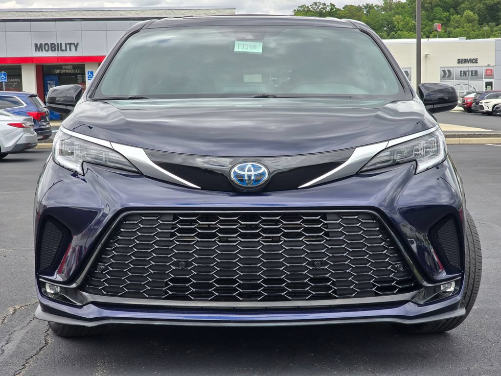 Used 2021 Toyota Sienna XSE w/ XSE Plus Package AWD/4WD image 3