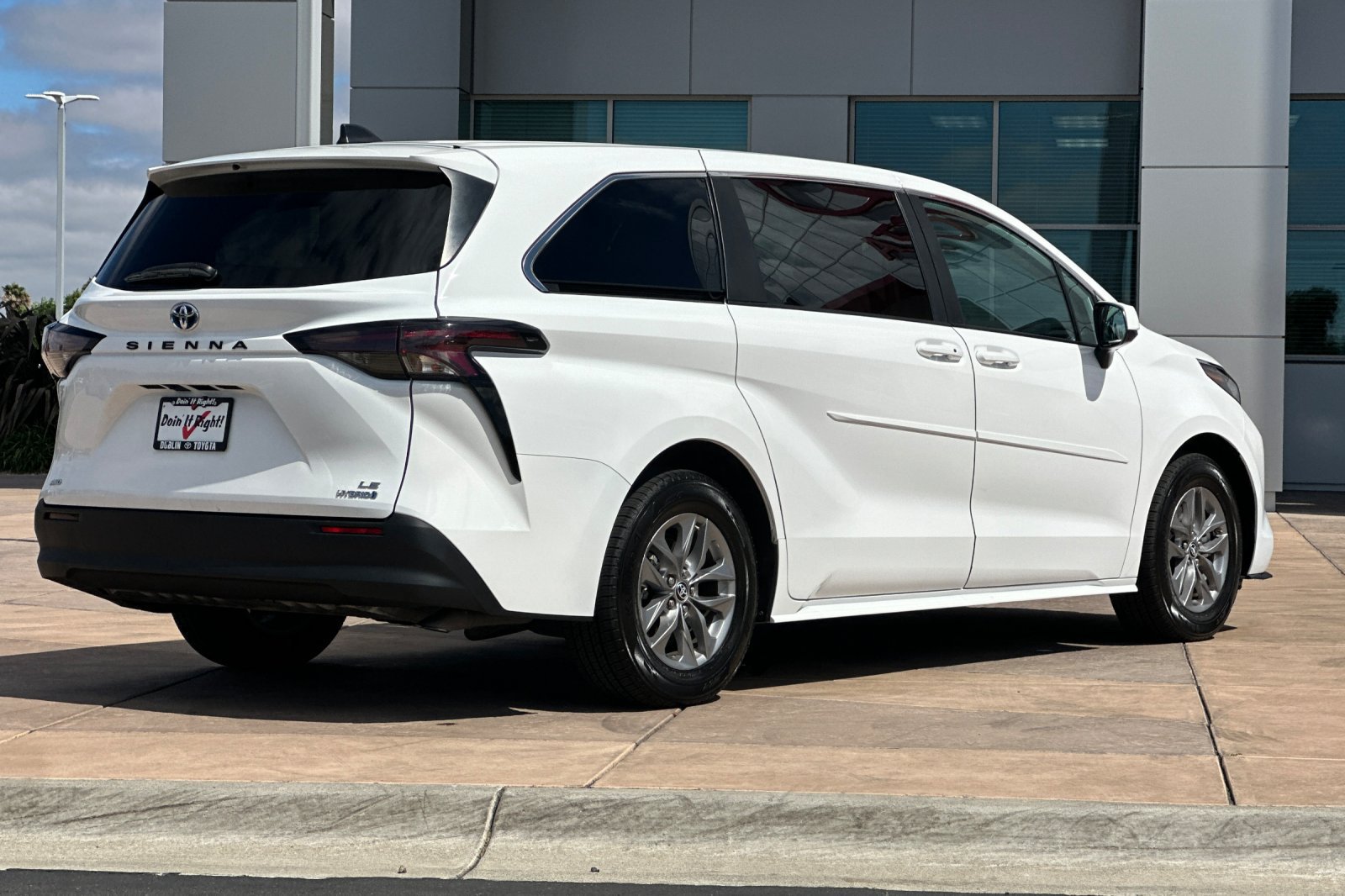 Certified 2024 Toyota Sienna LE AWD/4WD image 4