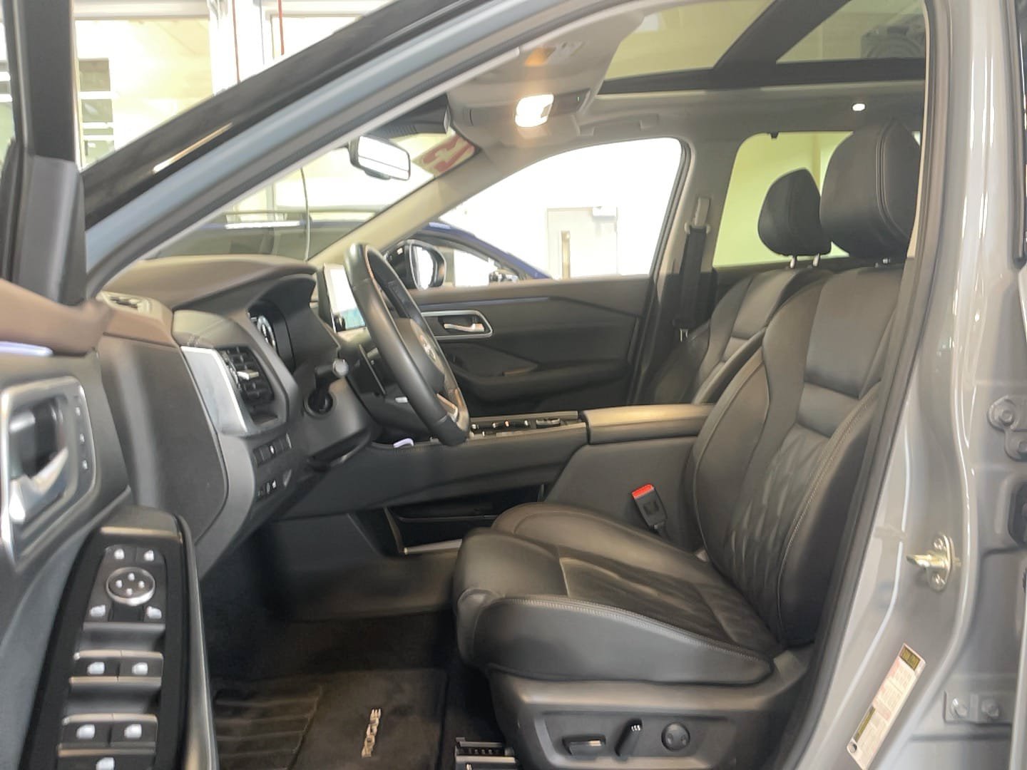 Used 2023 Nissan Rogue Platinum AWD/4WD image 6