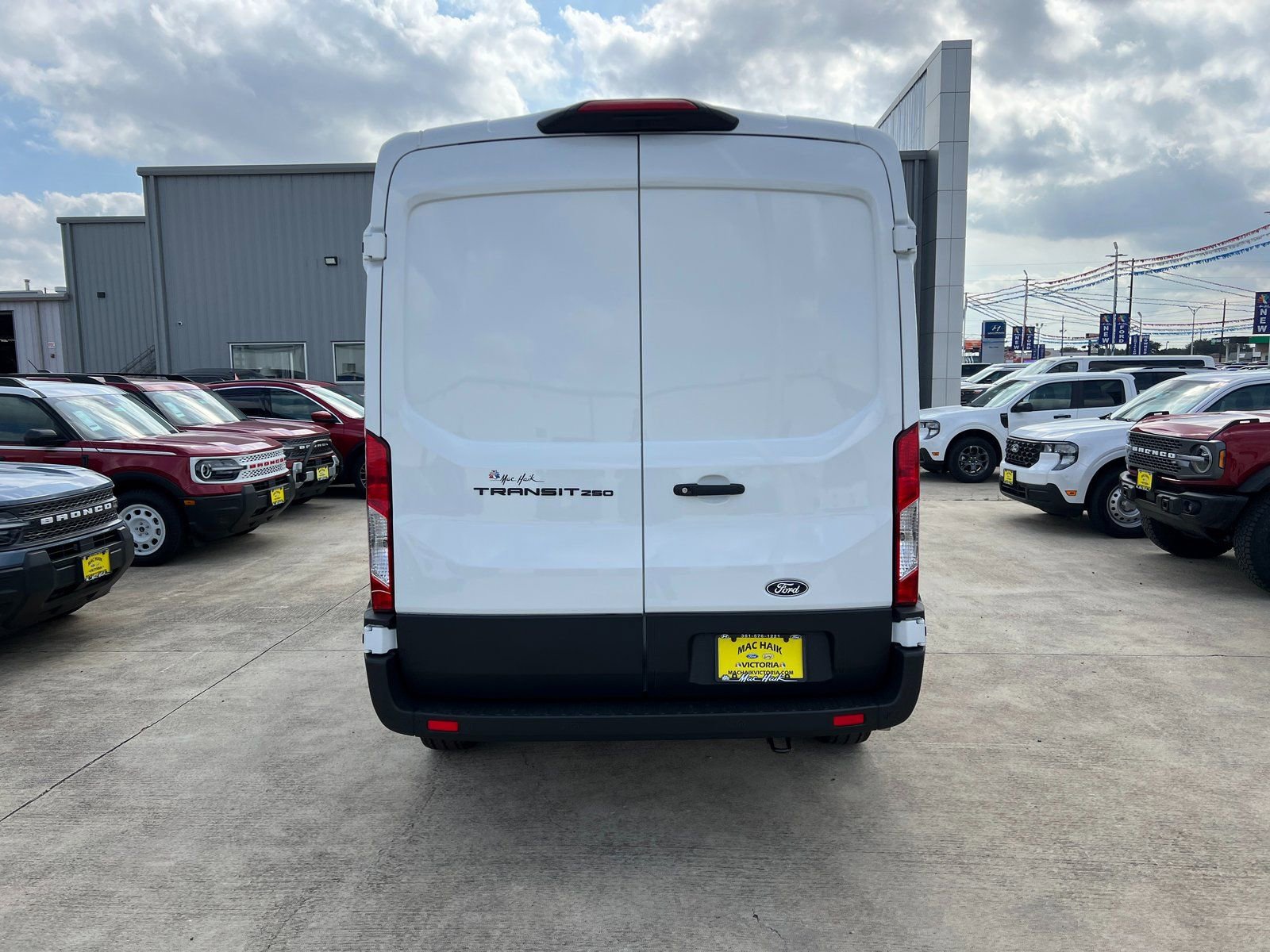 New 2026 Ford Transit 250 148 Medium Roof w/ Load Area Protection Package RWD image 4