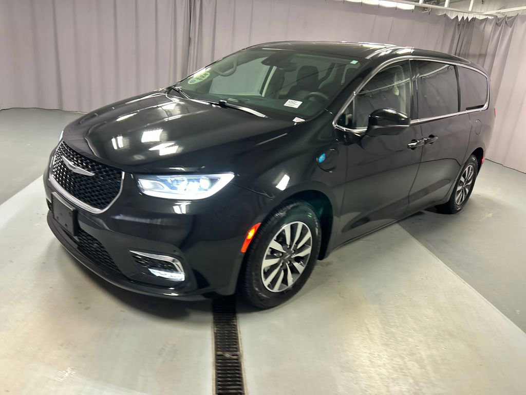 Used 2023 Chrysler Pacifica Touring-L FWD image 3