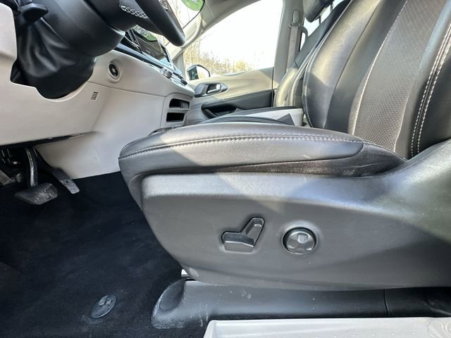 Used 2024 Chrysler Pacifica Touring-L image 16