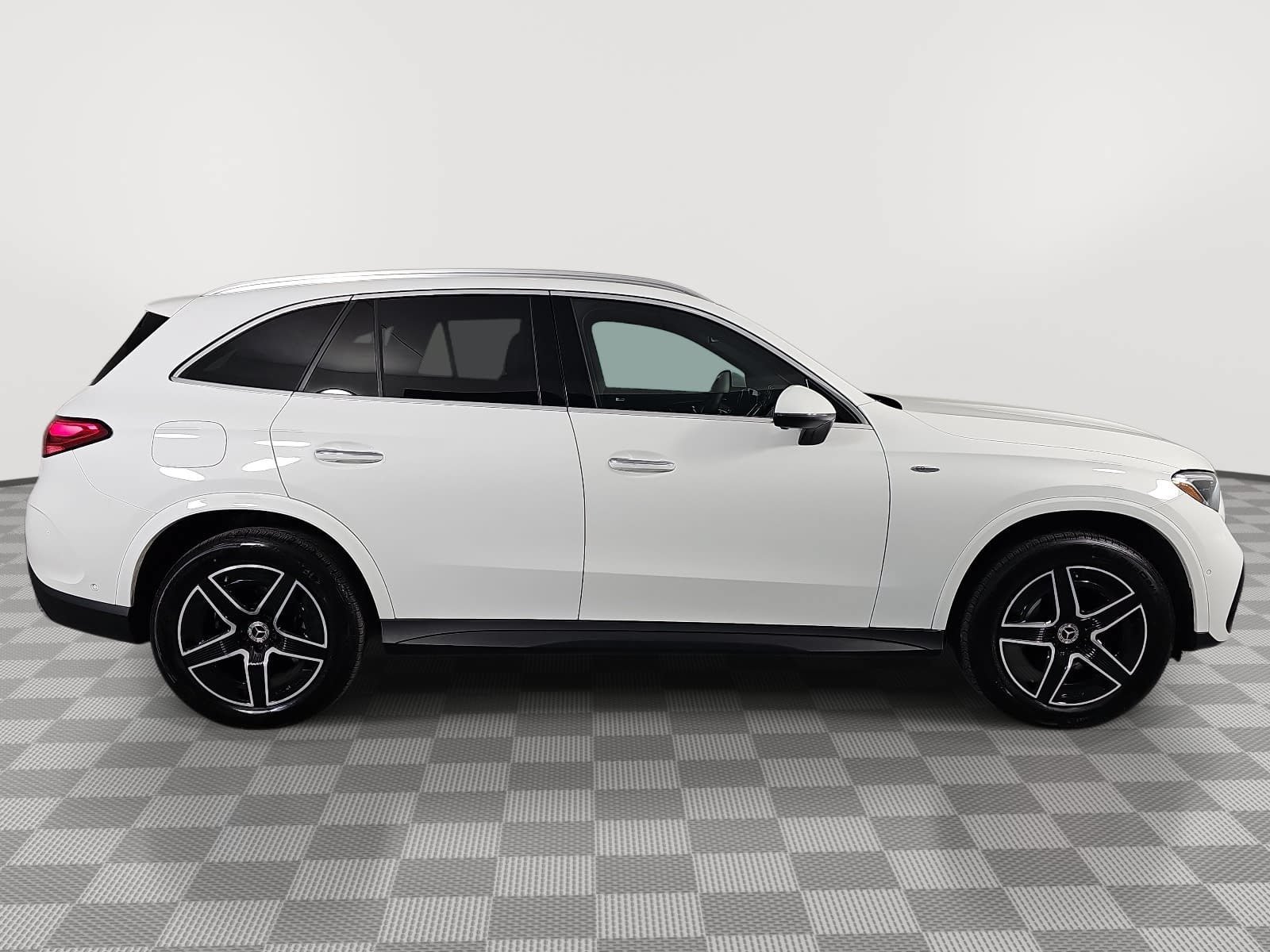 Used 2025 Mercedes-Benz GLC 350e 4MATIC w/ AMG Line image 9