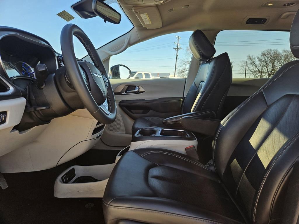 Used 2024 Chrysler Pacifica Select image 7