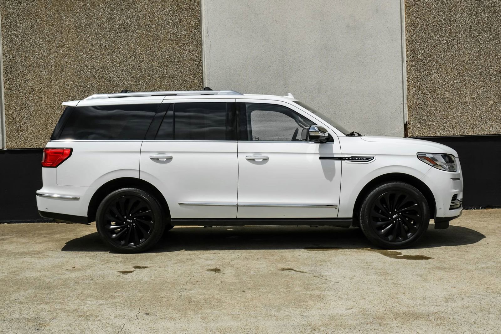 Used 2020 Lincoln Navigator Black Label w/ Cargo Convenience Package AWD/4WD image 9