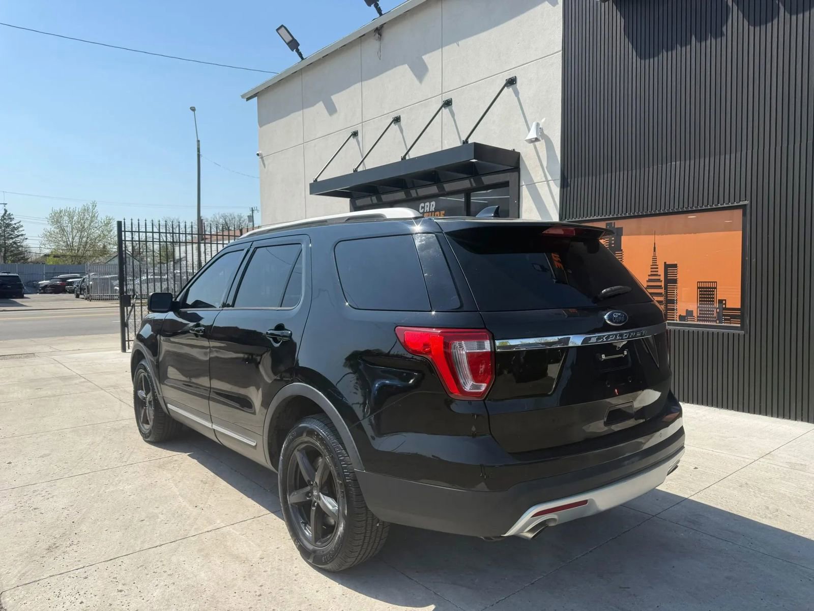 Used 2016 Ford Explorer XLT w/ Equipment Group 202A AWD/4WD image 4