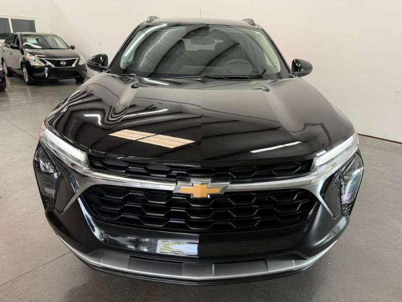 Used 2025 Chevrolet Trax LT w/ LT Convenience Package FWD image 2