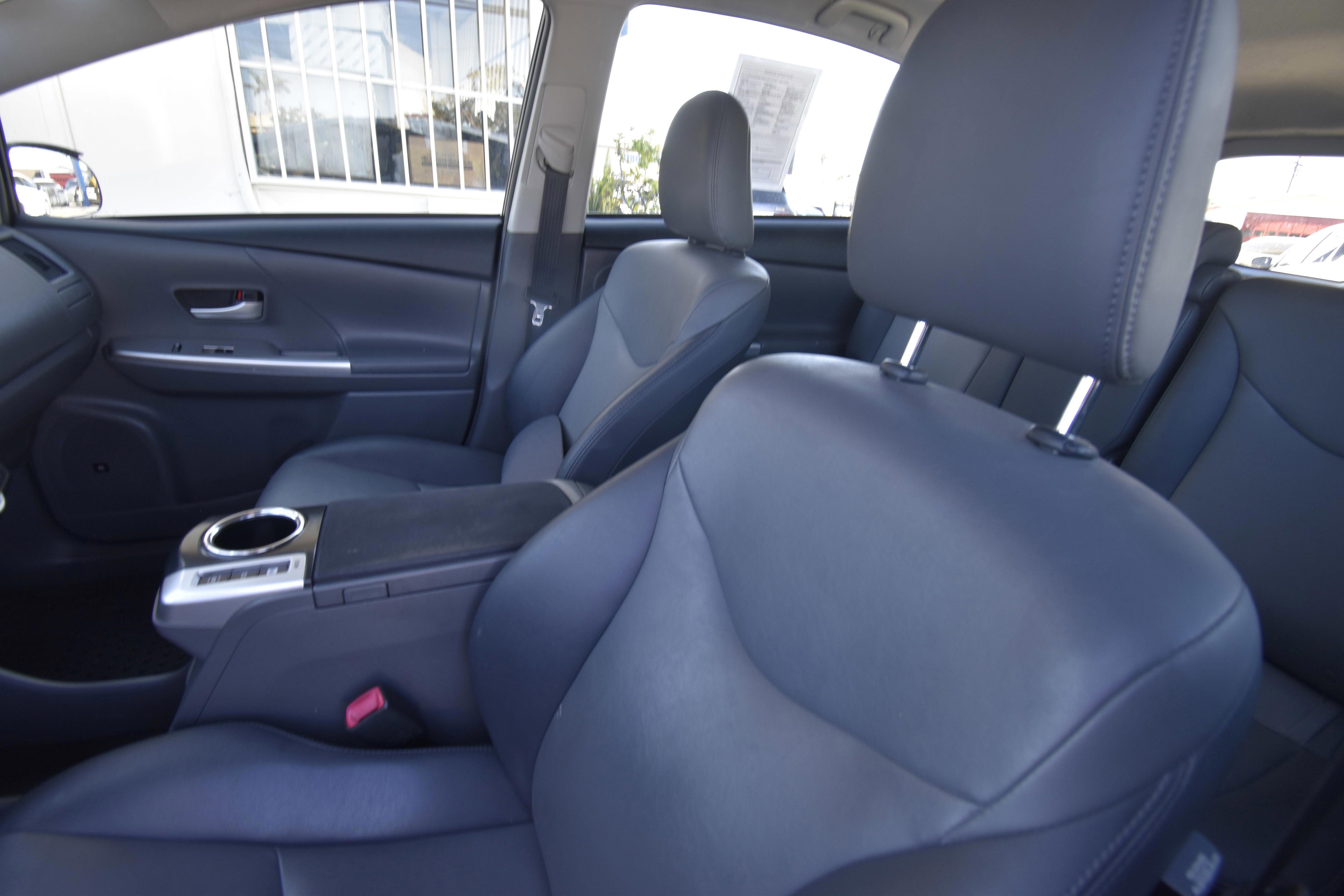 Used 2014 Toyota Prius V Five image 2