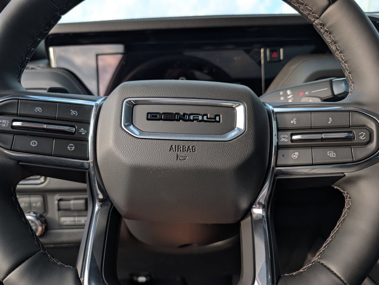 New 2026 GMC Yukon Denali w/ Denali Reserve Package AWD/4WD image 37