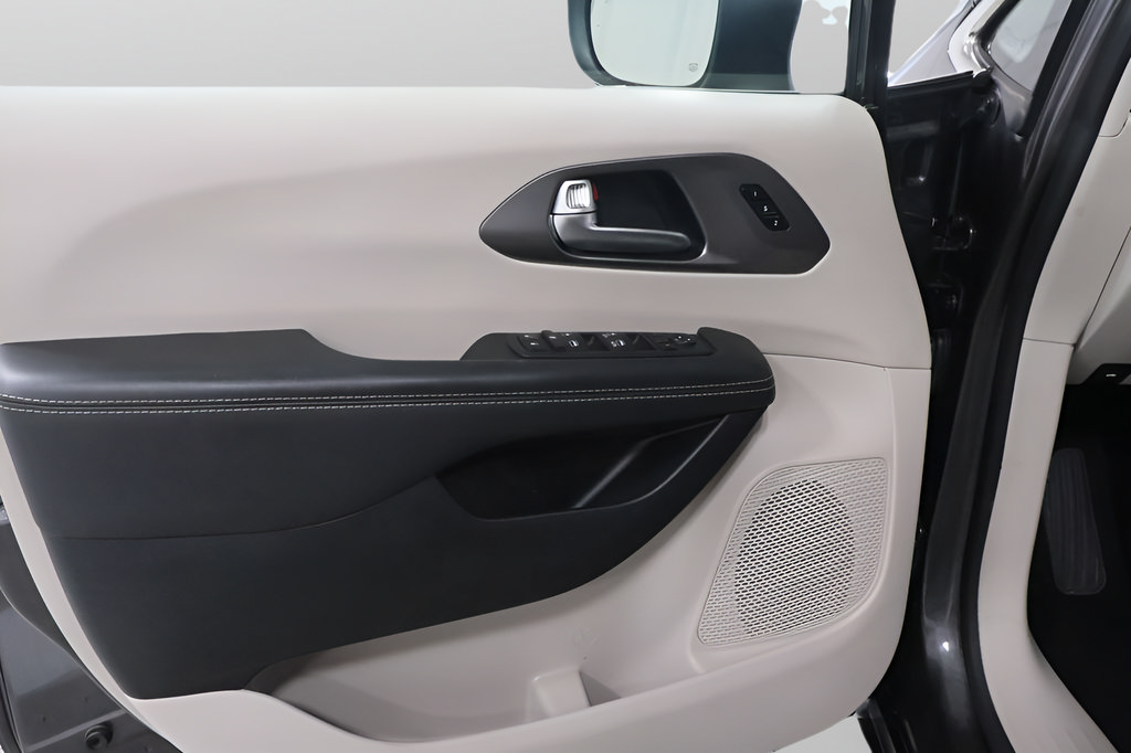 Used 2023 Chrysler Pacifica Touring-L FWD image 19