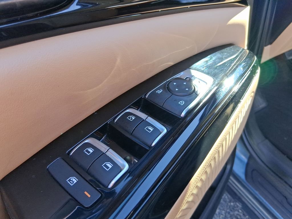 Used 2024 Kia Carnival EX image 11