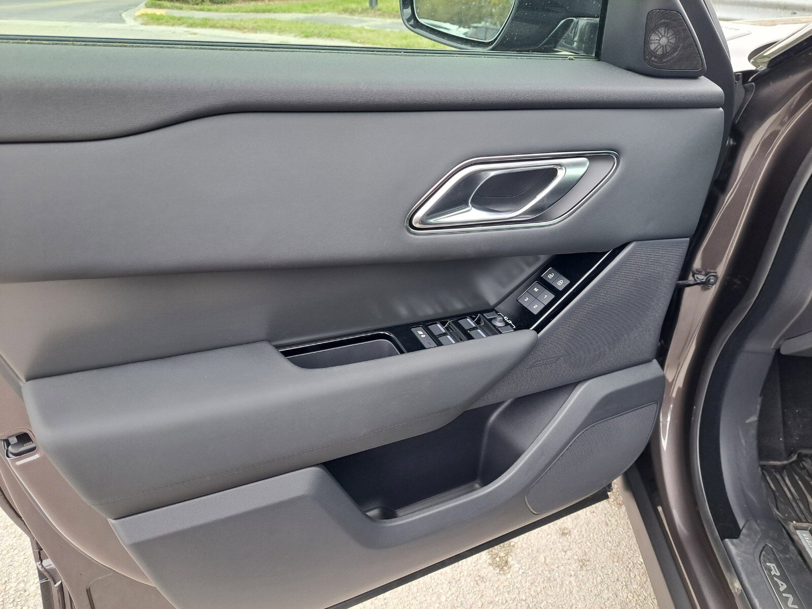 New 2025 Land Rover Range Rover Velar Dynamic SE image 10