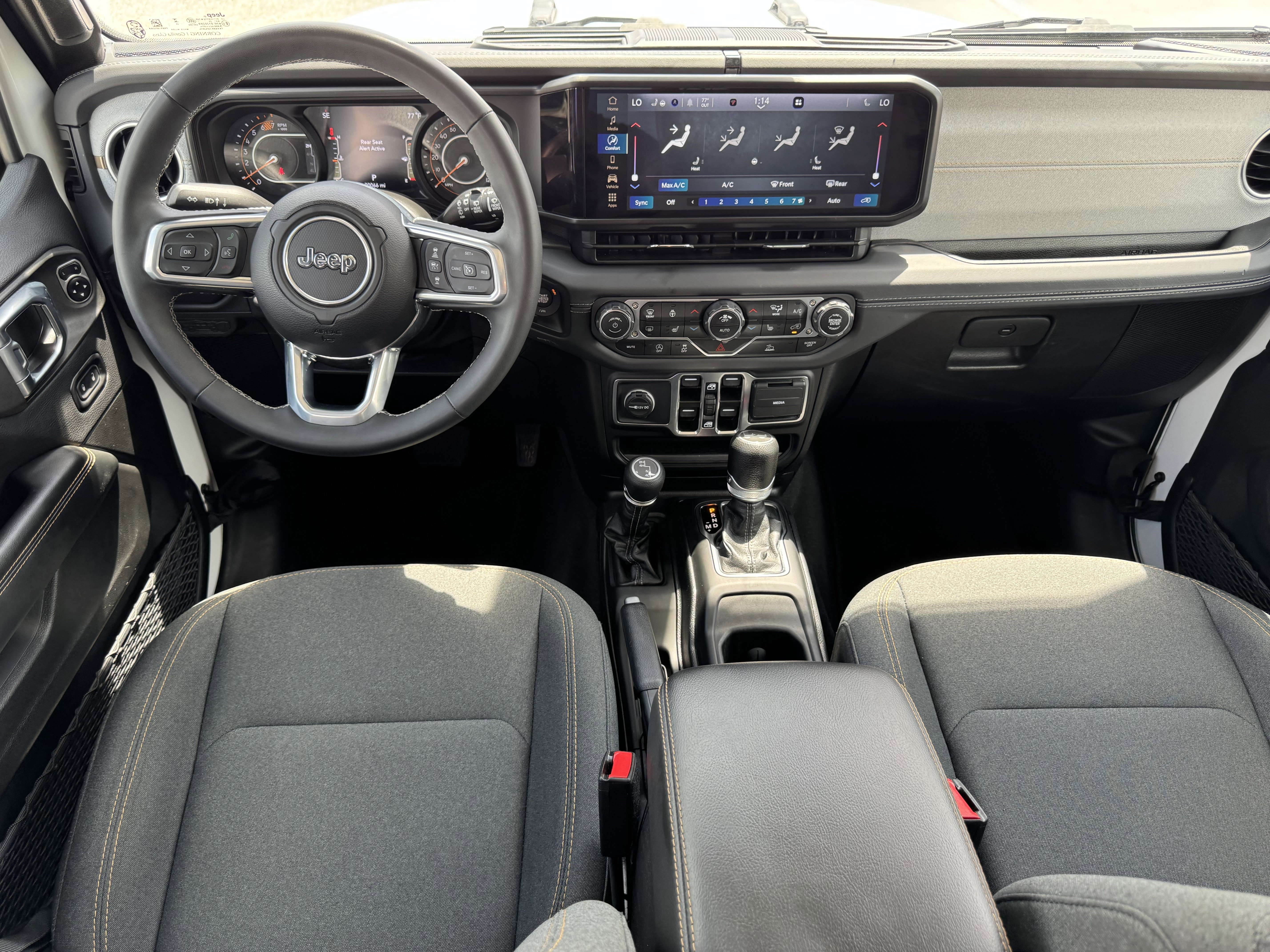 Used 2025 Jeep Wrangler Sahara image 14