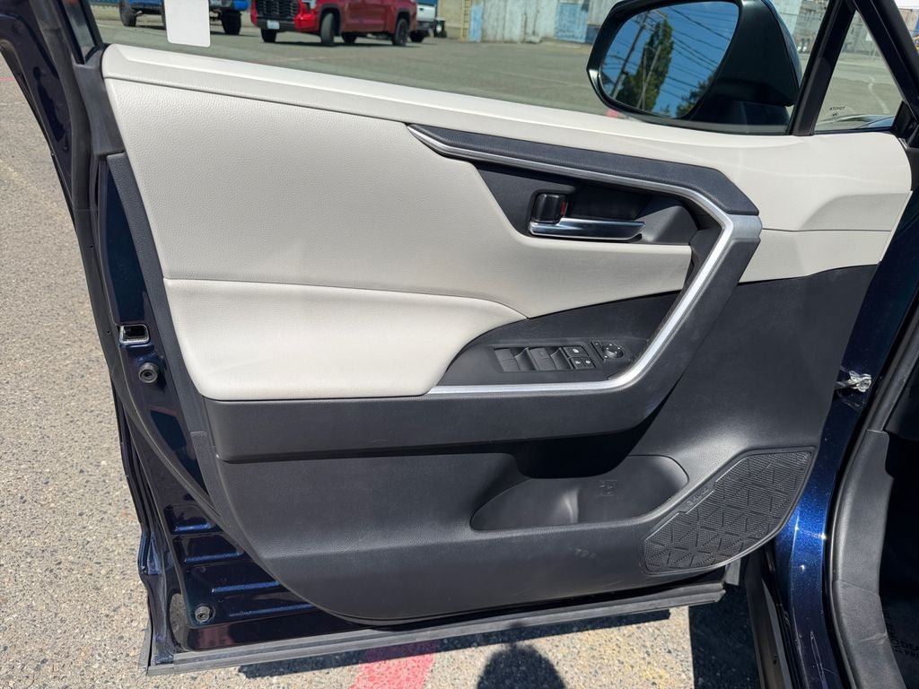 Used 2021 Toyota RAV4 XLE AWD/4WD image 20