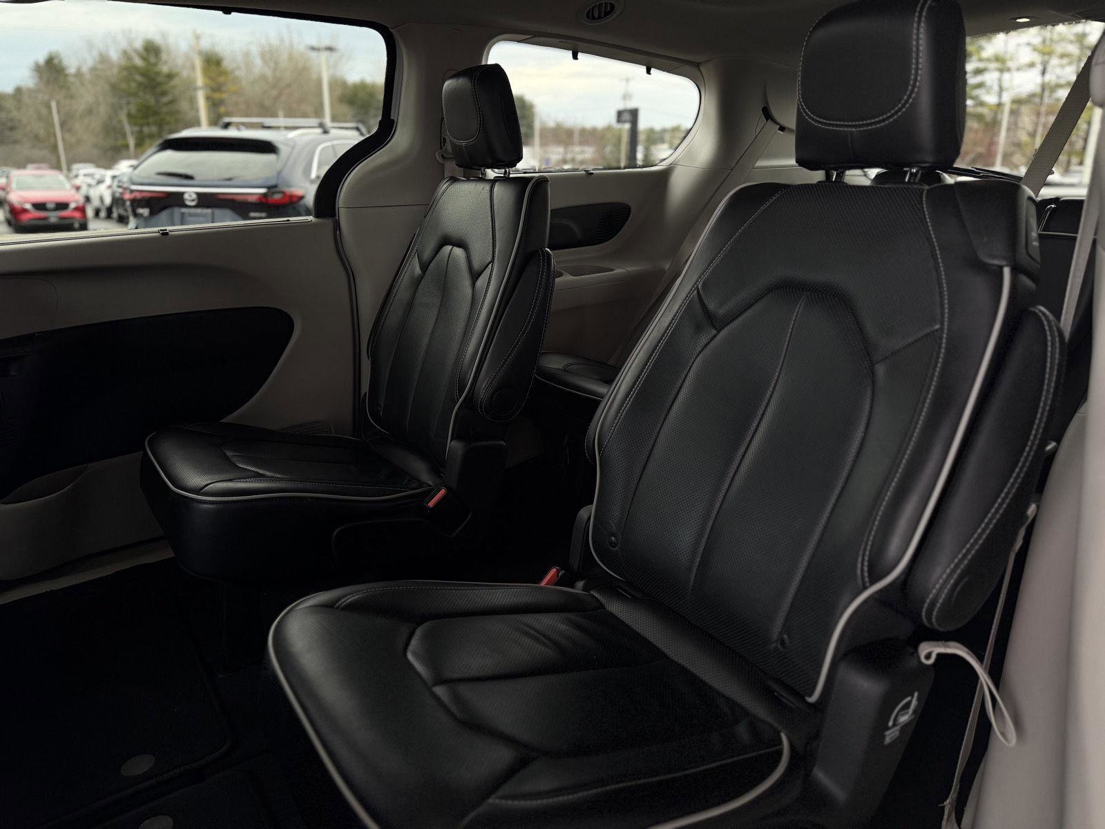 Used 2024 Chrysler Pacifica Limited image 13