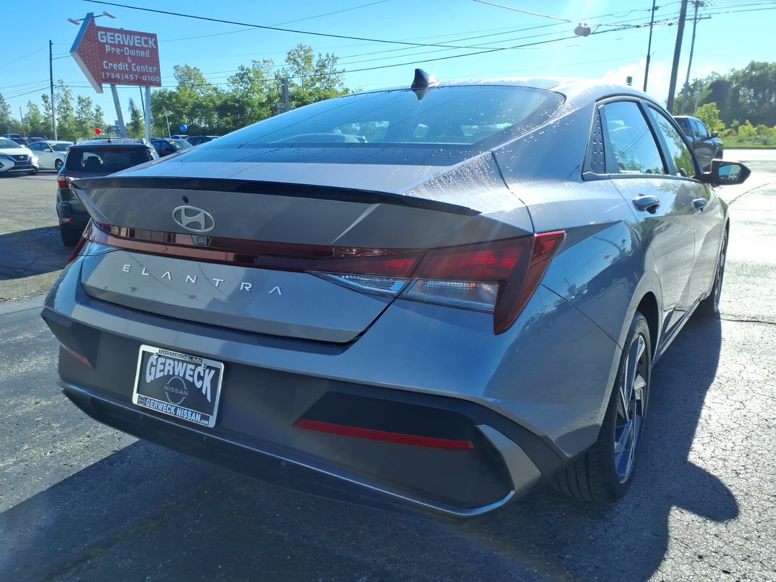 Used 2025 Hyundai Elantra Sport FWD image 4