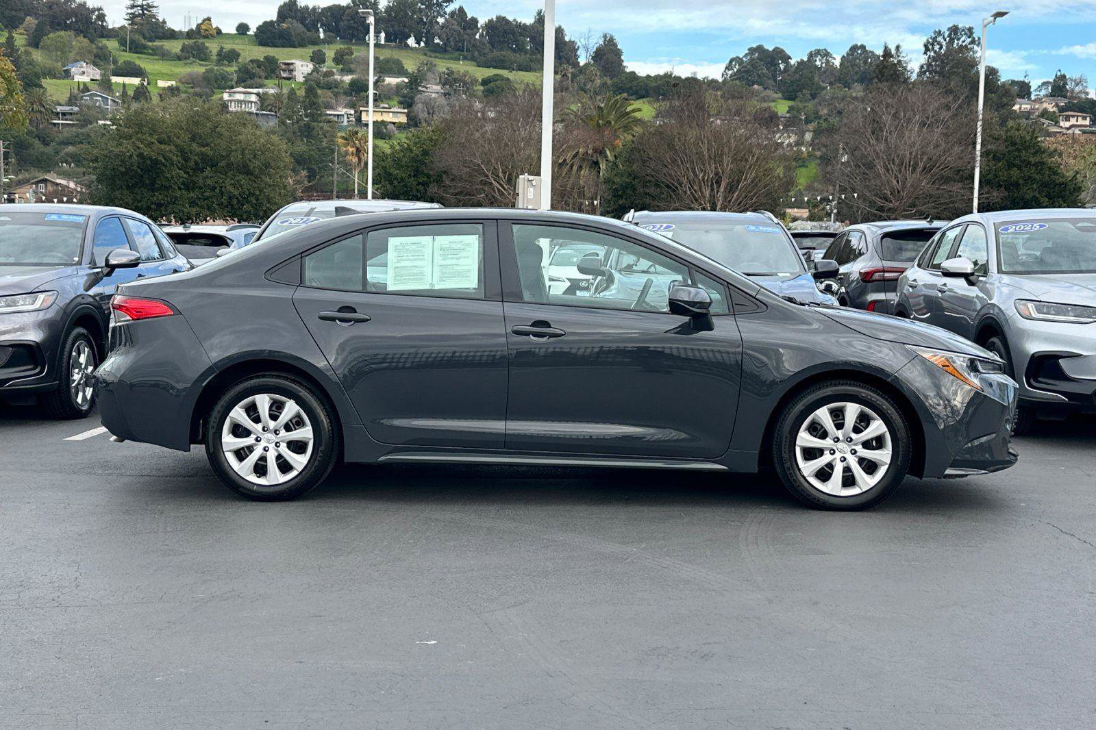 Used 2025 Toyota Corolla LE image 2