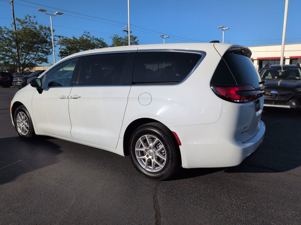 Used 2025 Chrysler Pacifica Select FWD image 3