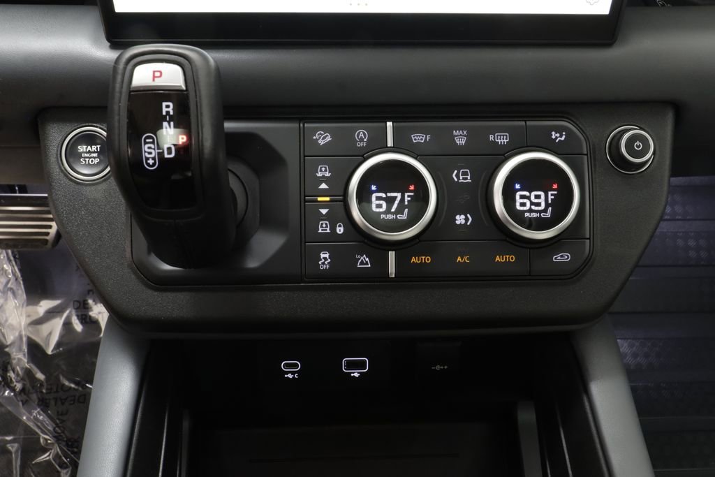 Used 2024 Land Rover Defender 130 X-Dynamic SE image 12