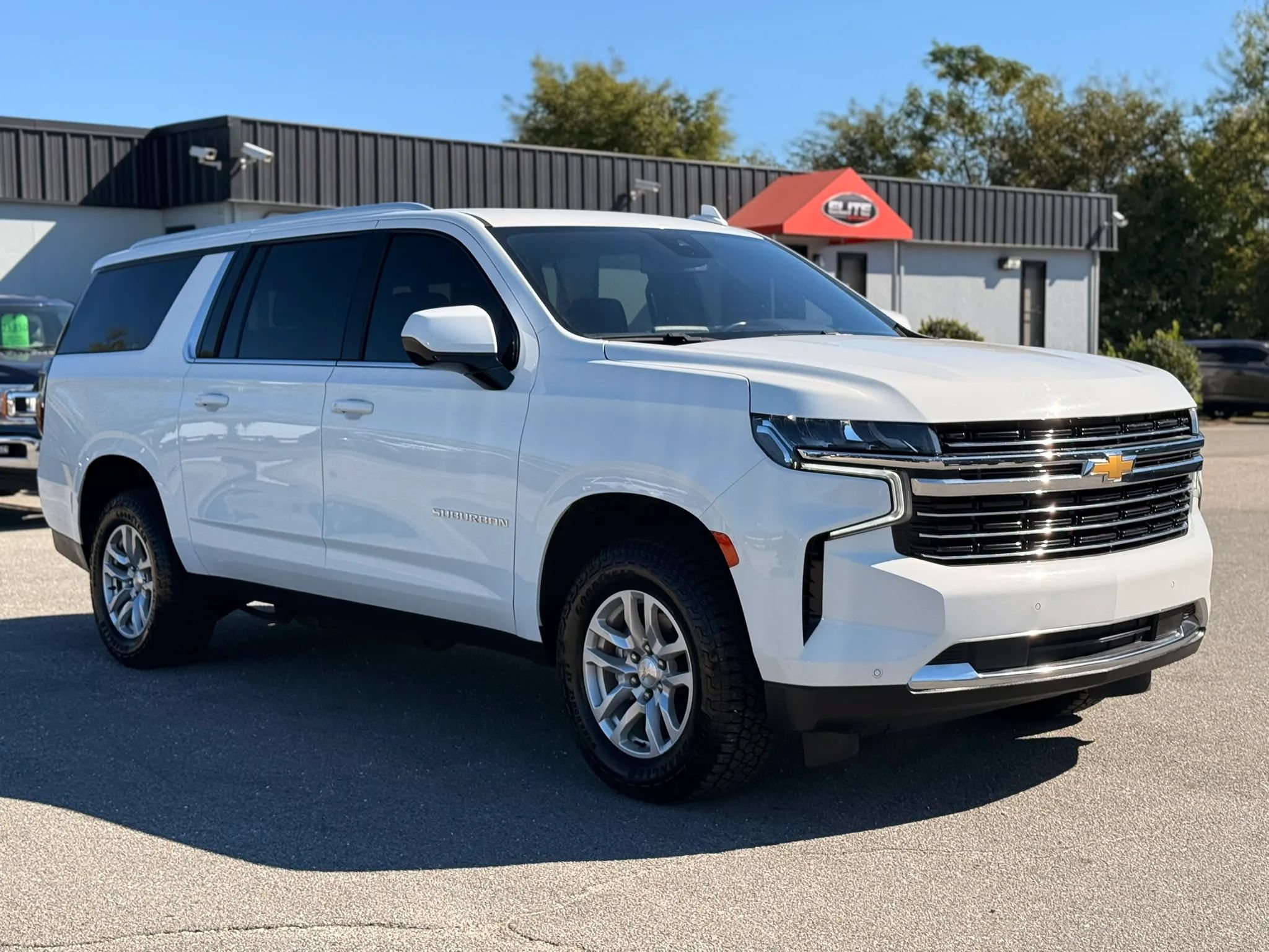 Used 2023 Chevrolet Suburban LT AWD/4WD image 3