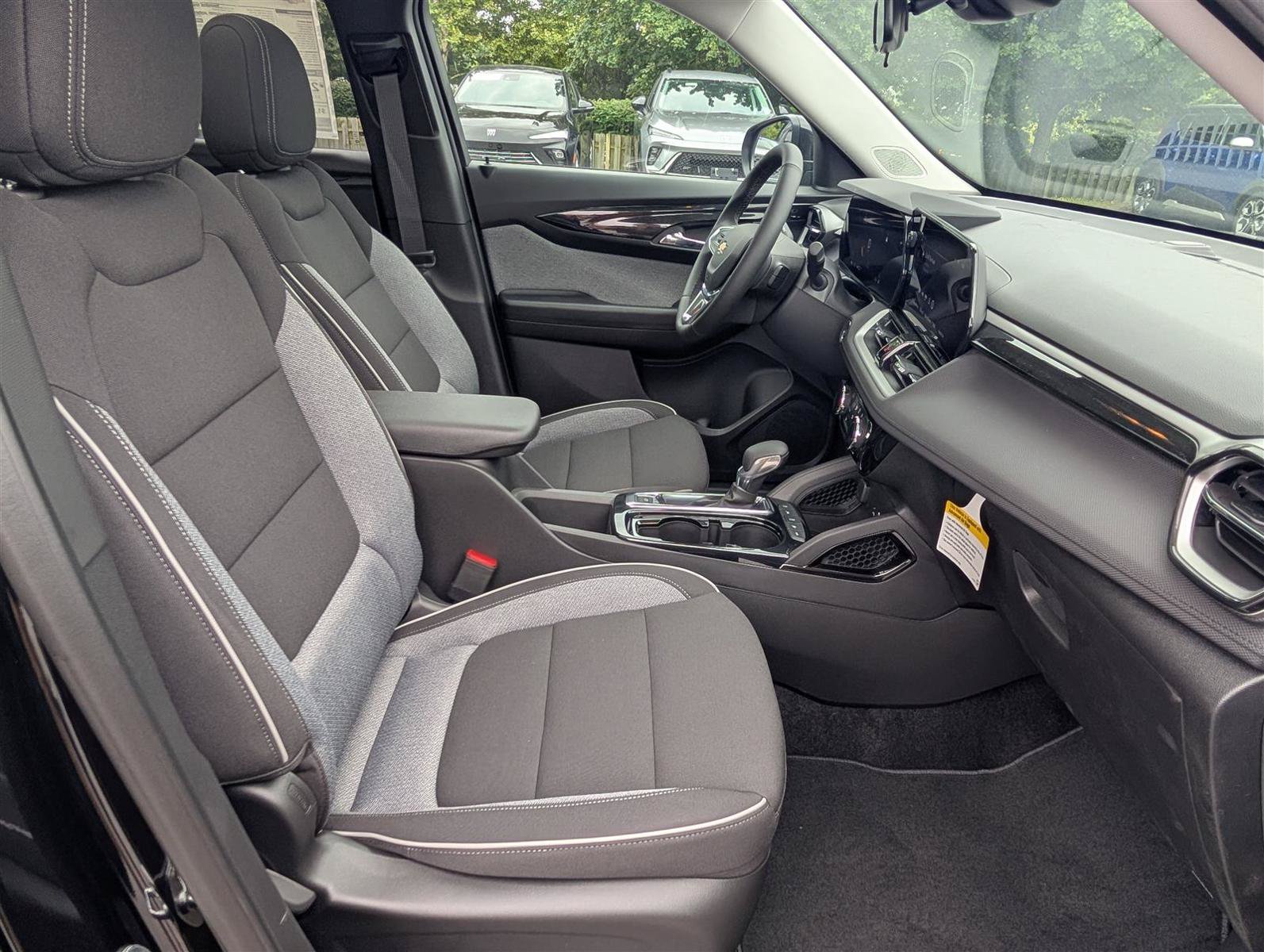New 2025 Chevrolet TrailBlazer LT w/ LT Cold Weather Package AWD/4WD image 7