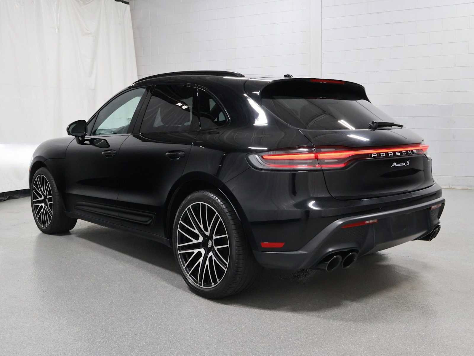 Certified 2023 Porsche Macan S AWD/4WD image 3