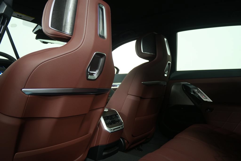 Used 2026 BMW i7 eDrive50 w/ Premium Package RWD image 16