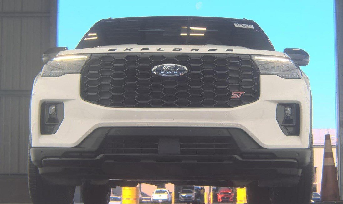 Used 2025 Ford Explorer ST image 5